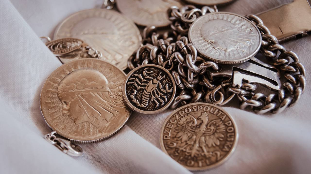 Biżuteria numizmatyczna. Władza, wiara i tożsamość